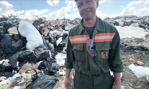 Жил на свалке, дома избили. Денис про то как Лена выбралась из мусора. Мусорщик.