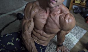 Накачать ГРУДЬ В ДОМАШНИХ УСЛОВИЯХ  (с Гантелями)