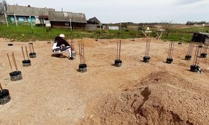 Начинаем делать опалубку под ростверк. Подсыпка участка.