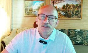 ЛАТВИЙСКИМ ПЕНСИОНЕРАМ И ИНВАЛИДАМ ДОБАВЯТ ДЕНЕГ . КОМУ И СКОЛЬКО ?