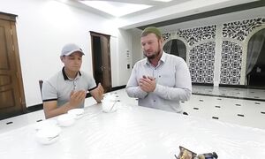 ZAFAR BAKAVUL BILAN JONLI SUXBAT MUSOFIRLARGA DUVO