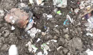 Огромная свалка, деньги под ногами. Мусорщик