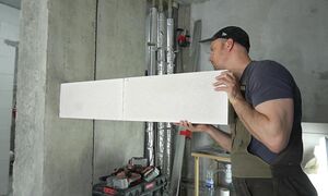 Насколько хорошо пена клеит блоки