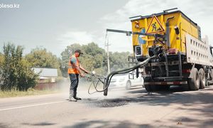 Асфальтом ПОБРЫЗГАЛИ: ремонт ямы ЗА ПОЛЧАСА?  “Дорожник” на Kolesa.kz
