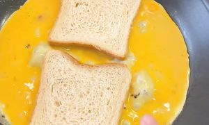 Яичный сэндвич. Завтрак идея. Омлет на завтрак.