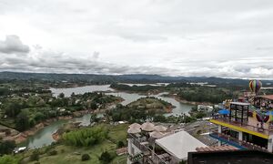 SOLO EN COLOMBIA TE PASA ESTO  GUATAP