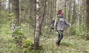 Лесная Юля идет за грибами. Мусорщик #прикол #лесной #леснойгородок #юмор #отдых