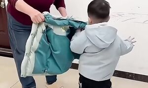 Мама  одевает  сына  за  секунды. Лайфхак