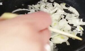 3 ta tuxum hamda kartoshkani aralashtiring.Смешайте 3 яйца и картофель