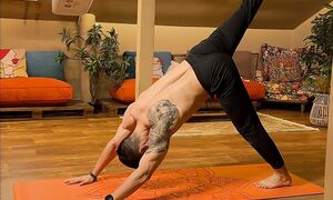 5 упражнений, которые помогут мягко включить тело и зарядиться энергией с самого утра