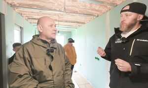 Быстро строит дом из контейнера со всеми удобствами своими руками